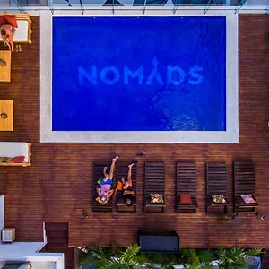 Nomads & Rooftop Pool אכסניה
